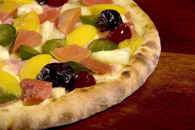 Pizza Tropical com abacaxi, ameixa, goiaba, figo, pêssego e cereja com mussarela e presunto. Foto: divulgação