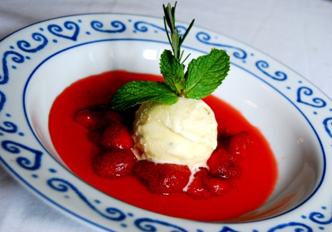A coulis de morango, uma espécie de sopa, vai bem como sobremesa. Foto: divulgação.
